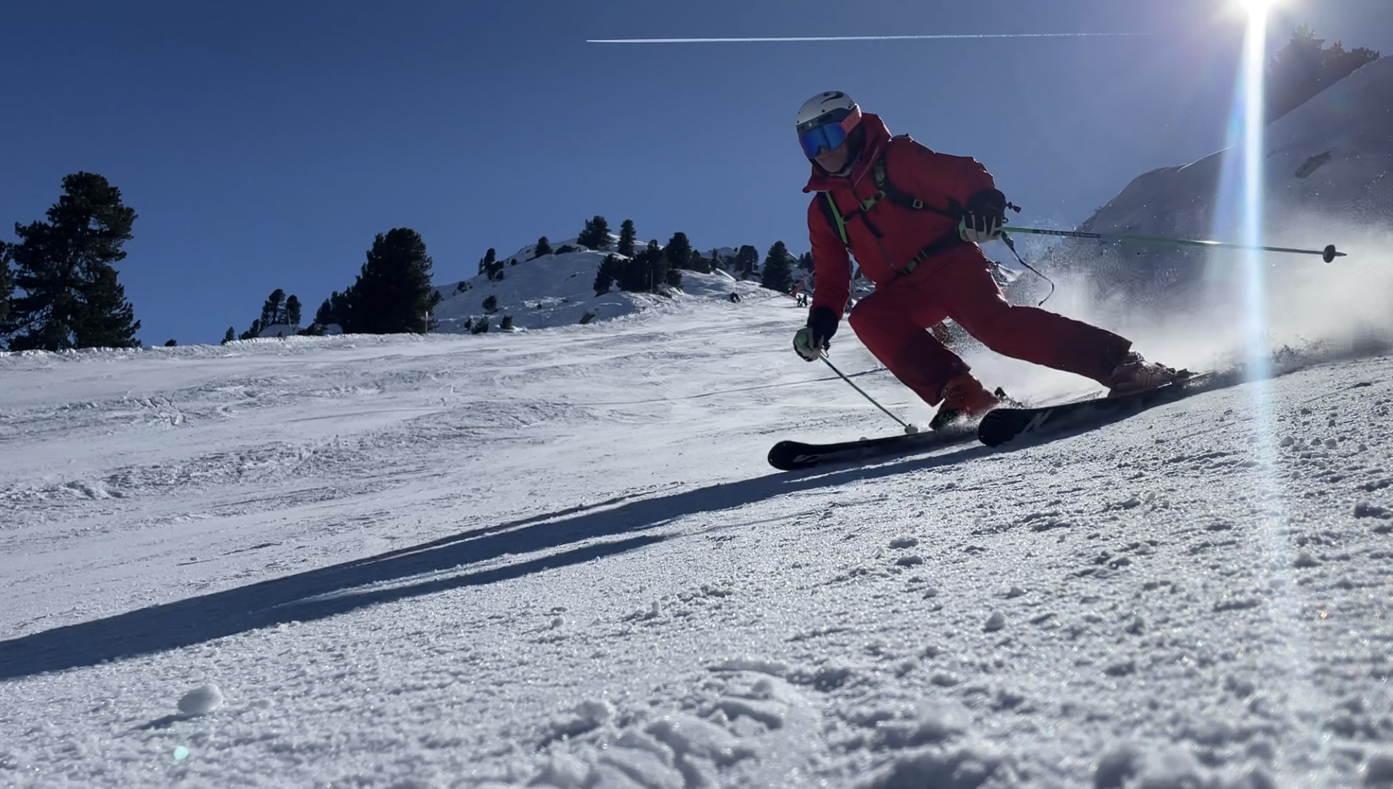 Frank Kreß beim Skifahren. Er liegt in der Kurve bei schönem Wetter.